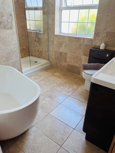 Bathroom 2, Porthcawl Magnificent 7 Bedroom House, Bridgend