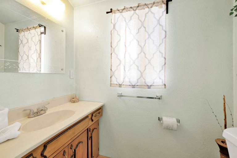 Bathroom 4, Aeroplane Gambrel #2509, San Bernardino