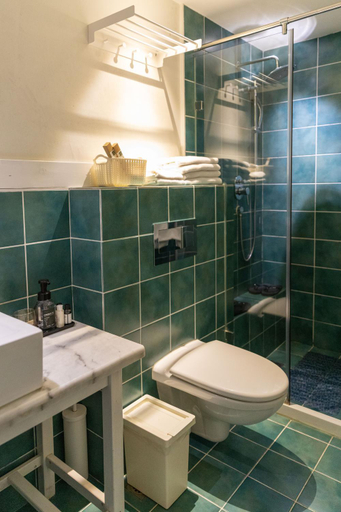 Bathroom 4, Peking Station Hostel, Beijing