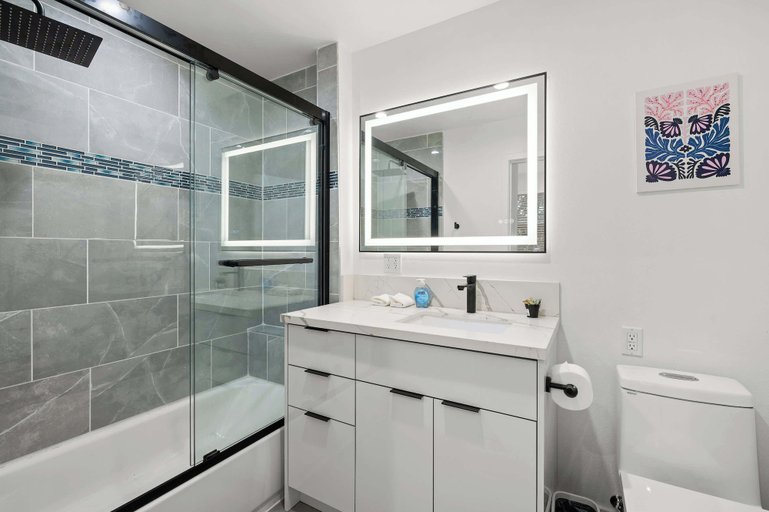 Bathroom 4, Not Affected by the Fire/modern 5BR Home With Parking, Near LA Attractions #4, Los Angeles
