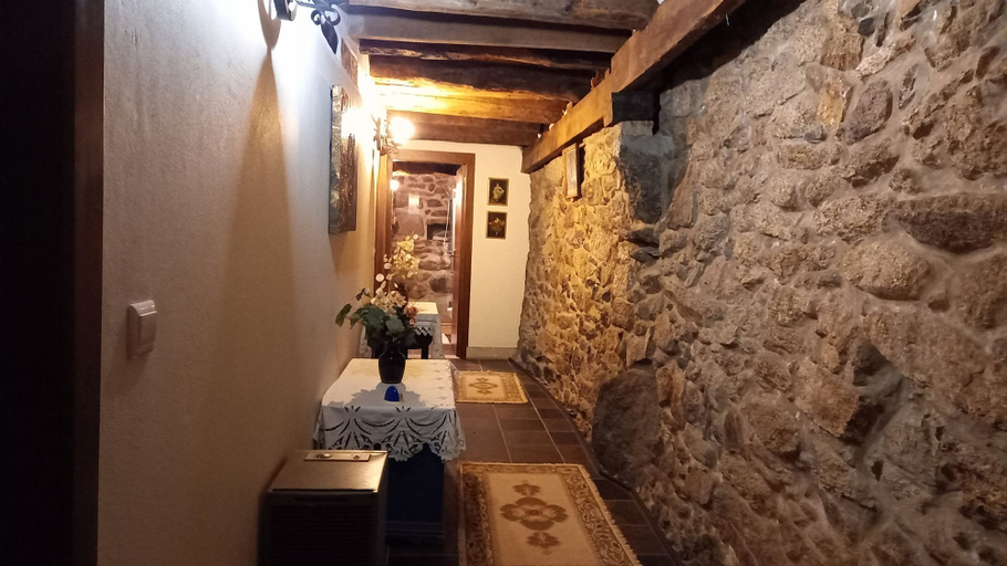 Room 2, New Riyork Sweet Home, Montalegre