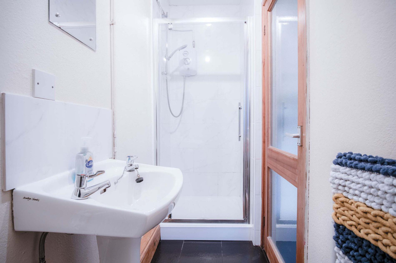 Bathroom 3, Primrose - 1 Bedroom Cottage - Llanteg, Carmarthenshire
