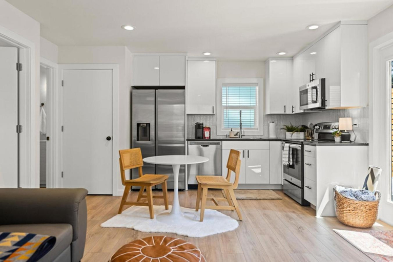 Others 3, Modern Guest House Near Downtown!, Clark