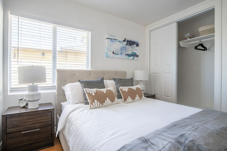 Bedroom 3, Charming Spacious Home - Modern Comforts, Prime Location, Los Angeles
