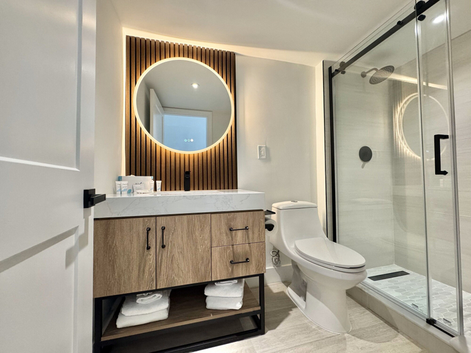 Bathroom 5, Indigo, Horry