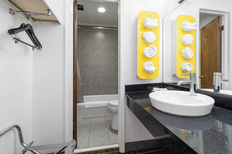 Bathroom 4, Motel 6 Grand Rapids, MI - Northeast, Kent