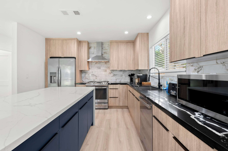 Others 4, Not Affected by the Fire/spacious Modern Retreat w Luxury Amenities & Style, Los Angeles