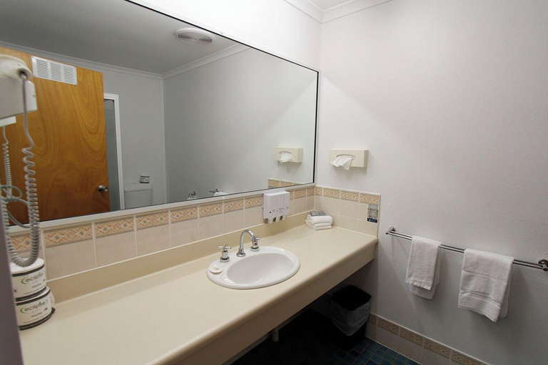 Bathroom 5, Blue Shades Motel, Maryborough