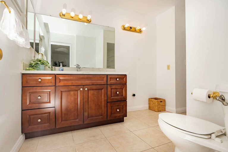 Bathroom 4, Serene Retreat & Modern Comforts in Rowland Heights, Los Angeles
