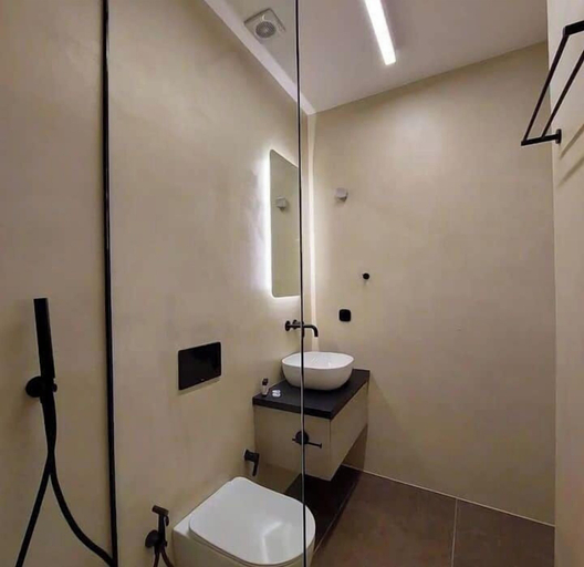 Bathroom 2, BlueMotion - MediBlueSuite, Attica