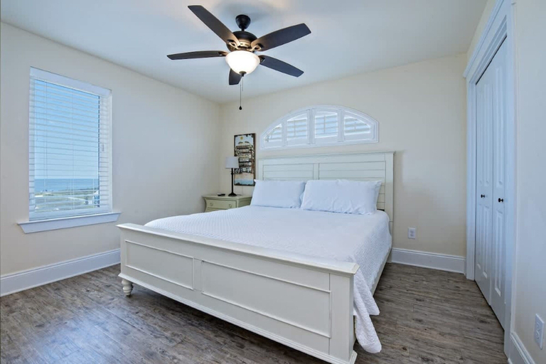 Room 4, Beachfront 5bed Easybreezy East, Baldwin