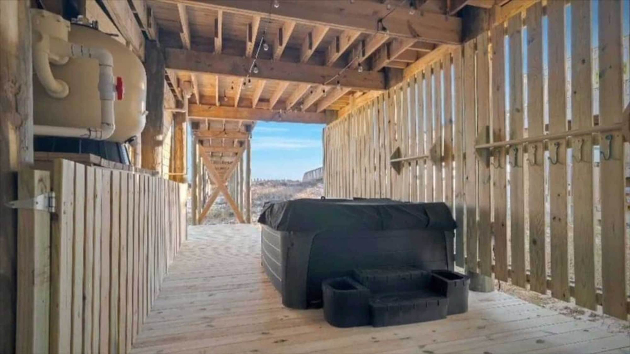 Outdoor spa tub 5, Beachfront 8bedrooms Lemonshello, Baldwin
