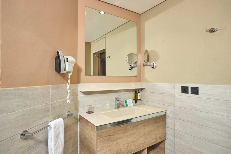 Bathroom 4, Peduase Valley Resort, Akwapim South