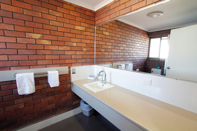 Bathroom 5, Blue Shades Motel, Maryborough