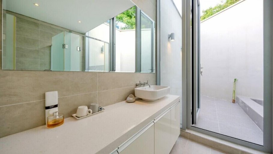Bathroom 5, west side, Tongyeong