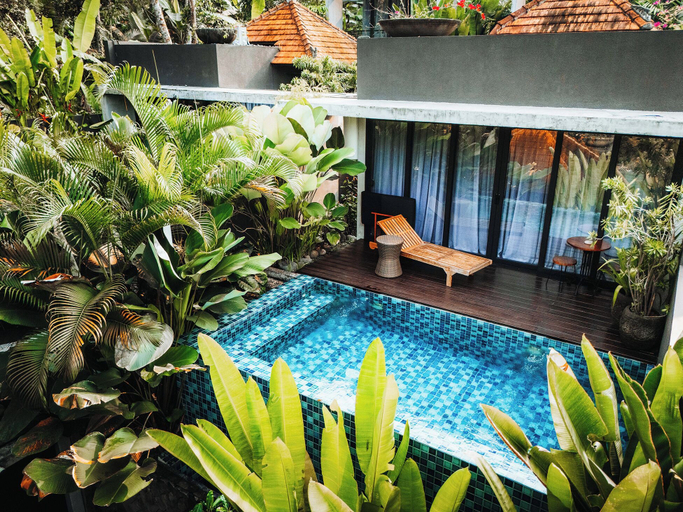 Swimming Pool 13