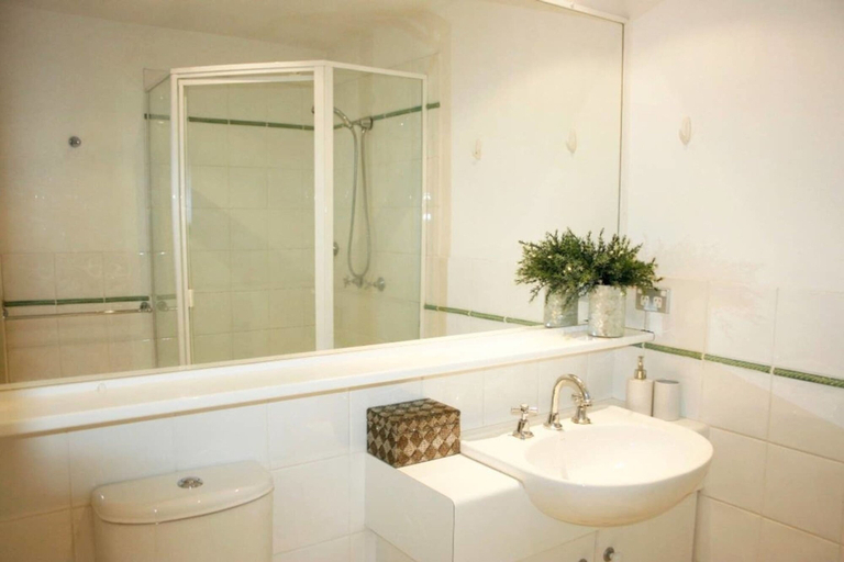 Bathroom, 2BR Beautiful River Retreat Pool Wine Gym Netflix, Brisbane