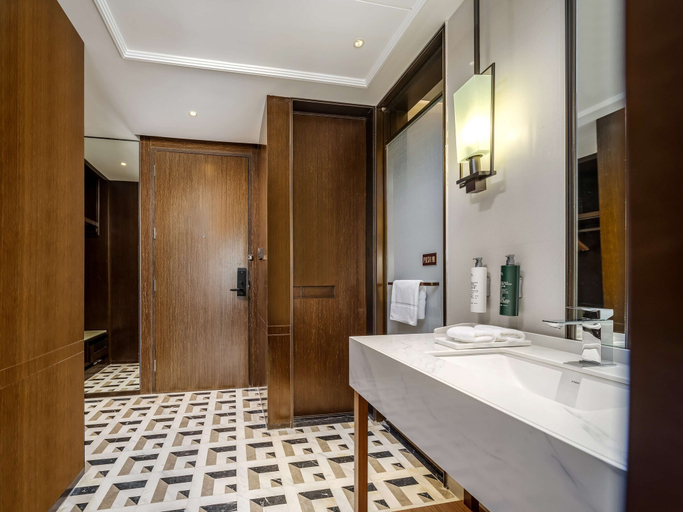 Bathroom 5, Hilton Garden Inn Beijing Guomao, Beijing
