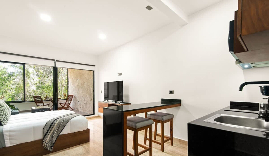 Room 2, Spacious Loft w Garden View Pool Jacuzzi GYM, Cozumel