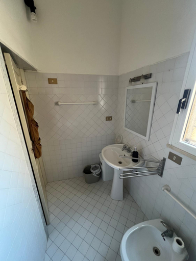 Bathroom 4, A due passi, Trapani