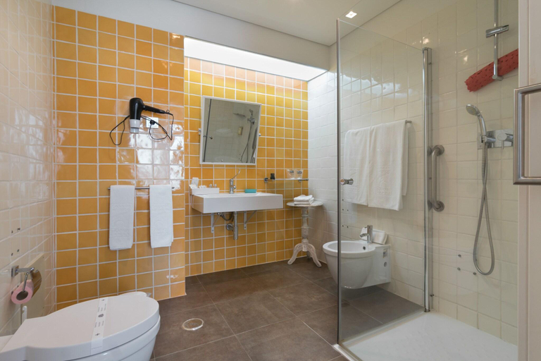 Bathroom 4, Casa do Médico de S. Rafael, Sines