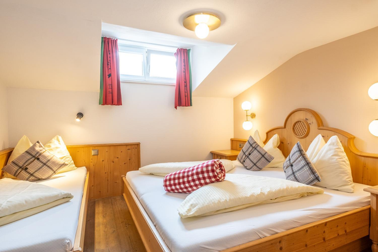 Bedroom 2, Mara's Little Boutique Sleepover - Budget Holiday Home, Zell am See