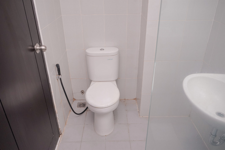 Bathroom 5, Elegant Studio at Casa De Parco Apartment By Travelio, Tangerang