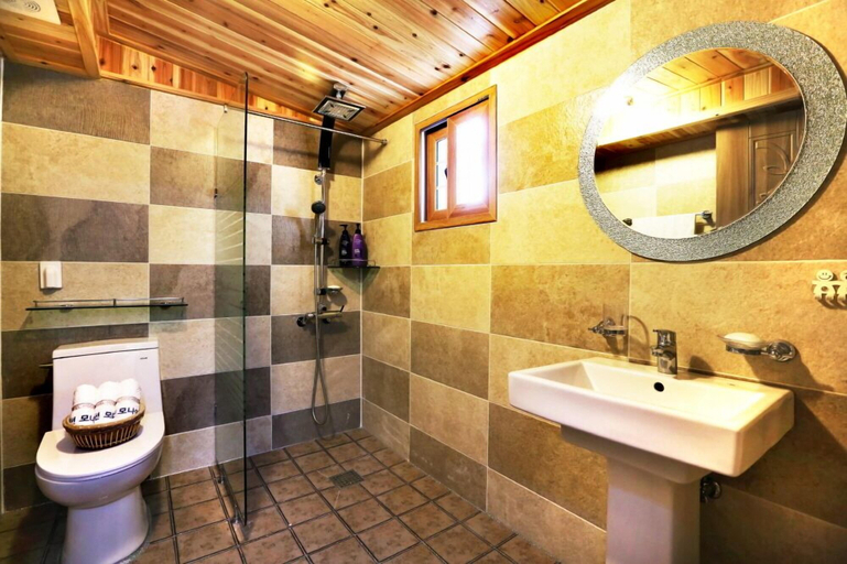 Bathroom, Monami Pension, Tongyeong