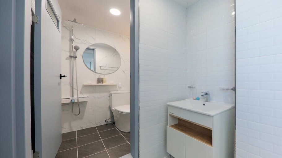 Bathroom 3, Blue and white pension, Geoje
