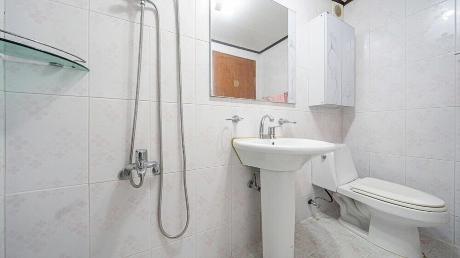 Bathroom 4, pu leun cho won ui jib, Gapyeong