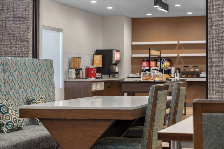 Food & Drinks 5, Hampton Inn & Suites Orangeville, On, Dufferin