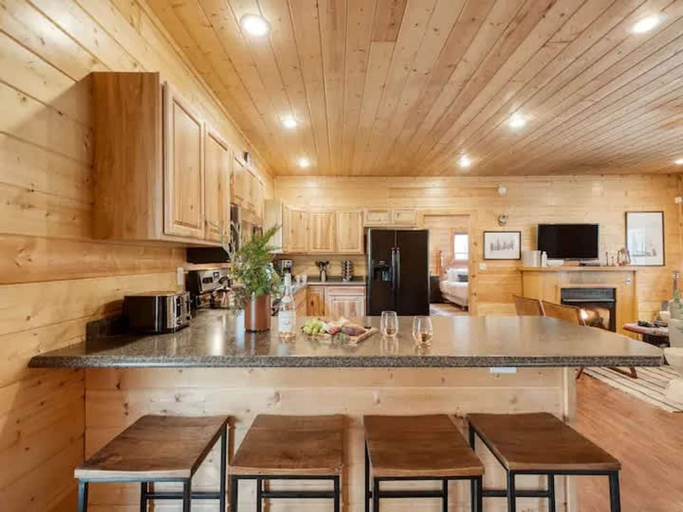 Room 3, Charming Smoky Mountain Cabin w Hot tub Views, Sevier
