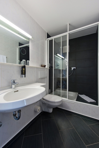 Bathroom 5, Atrium Hotel Amadeus, Burgenlandkreis