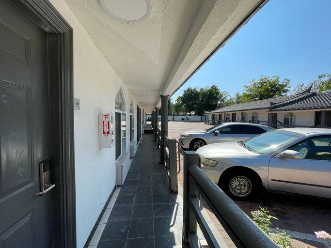 Others 5, Oak Tree Inn, Los Angeles