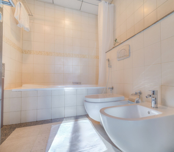 Bathroom 3, Contemporary One Bedroom with Full Marina View, Dubai