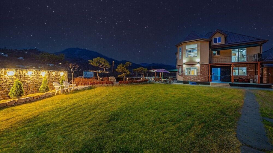 Exterior & Views