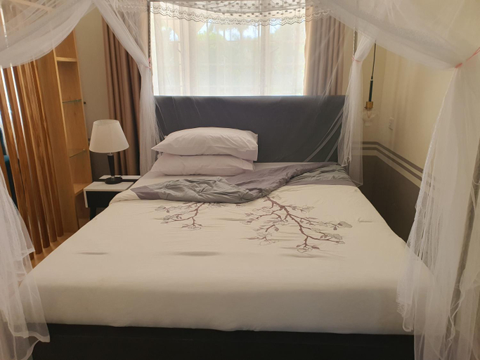 Others 2, Mo's luxurious accommodation, Jinja