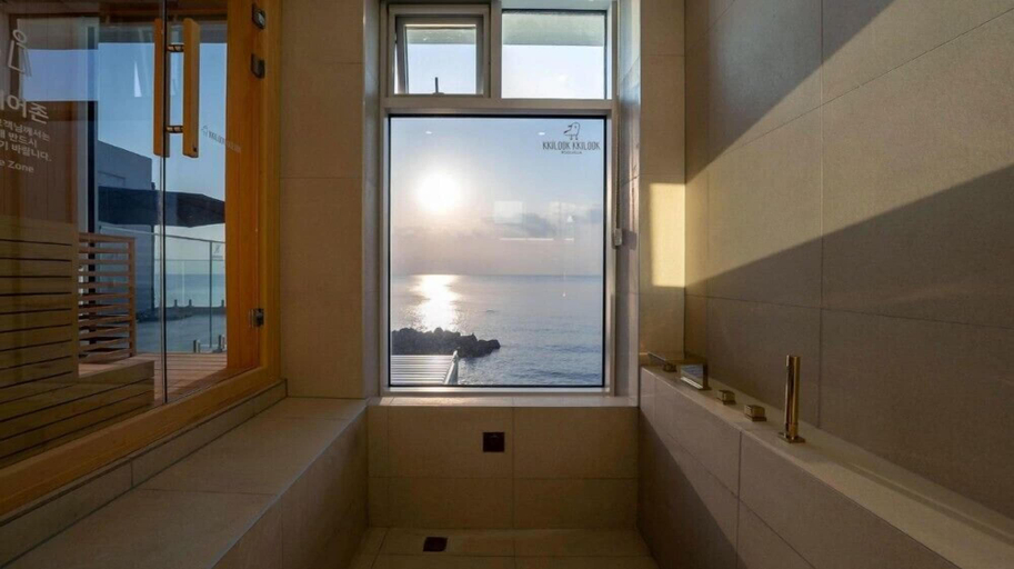 Bathroom 5, kkilook kkilook poolvilla, Gyeongju