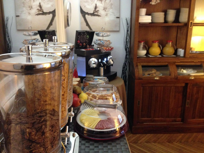 Food & Drinks 5, St Peter Six Guest House, Roma