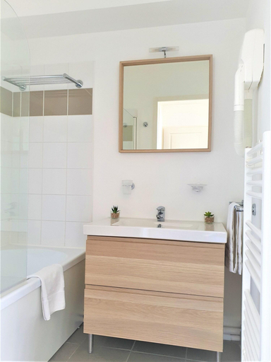 Bathroom 3, Les Cottages Du Lac No.10, Landes