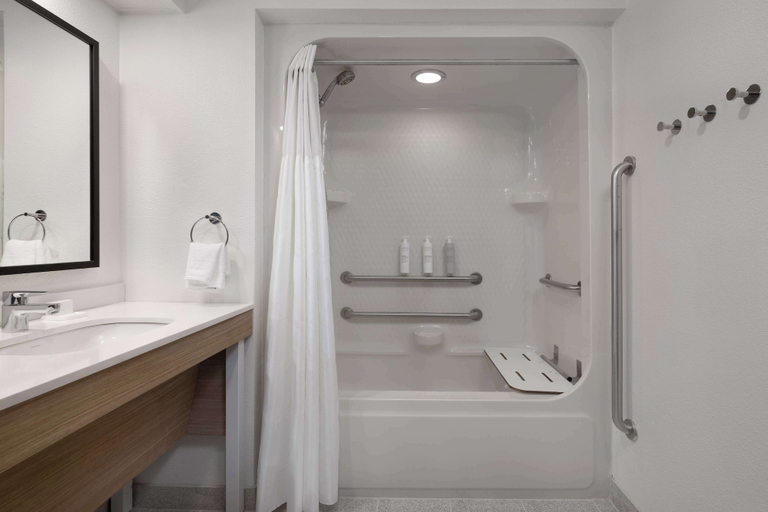 Bathroom 4, スパーク バイ ヒルトン ベントンビル, Benton