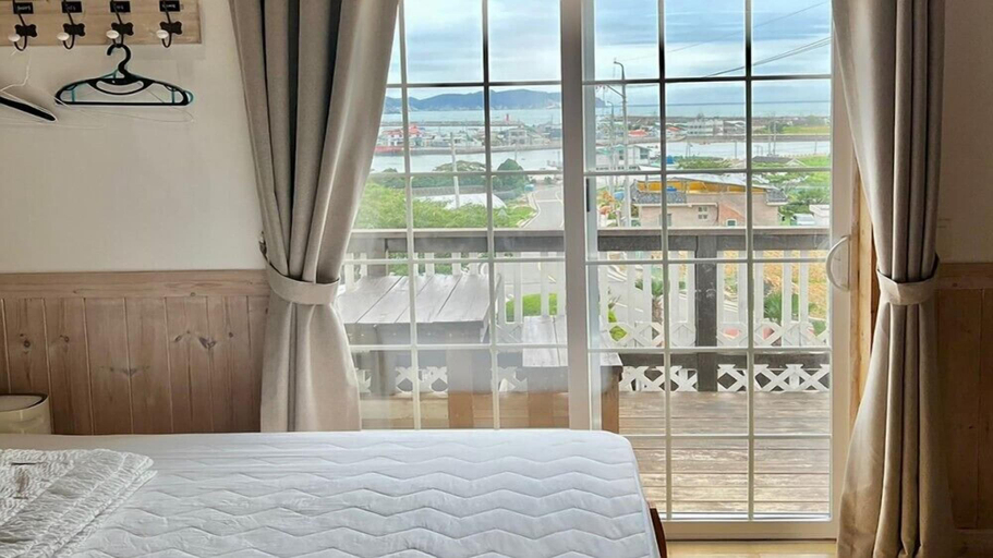 Bedroom 3, Haemaru pension, Geoje
