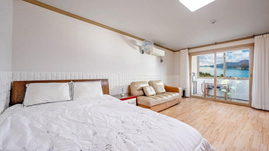 Bedroom 4, Haneulbada Pension, Geoje