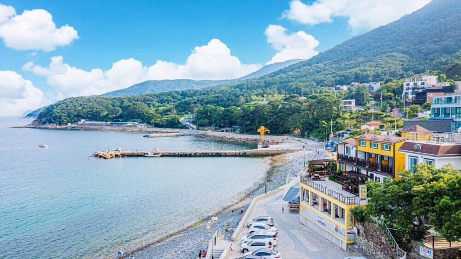 Golden wave pension, Geoje