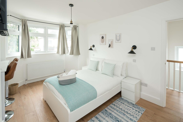 Others 4, Private room in Modern and Stylish House, London