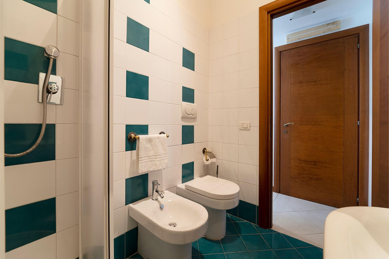 Bathroom 5, Il Passetto, Rome