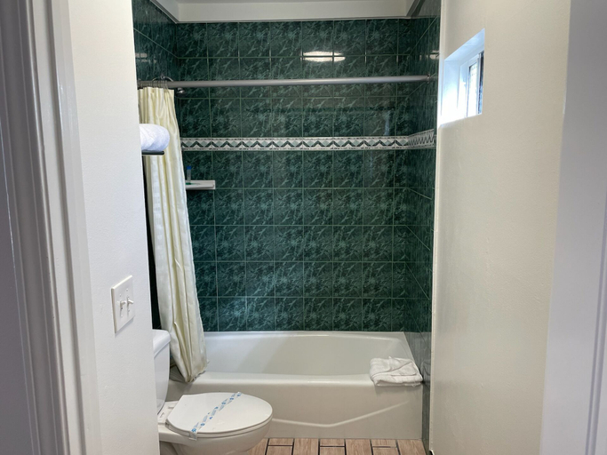 Bathroom 3, Oak Tree Inn, Los Angeles