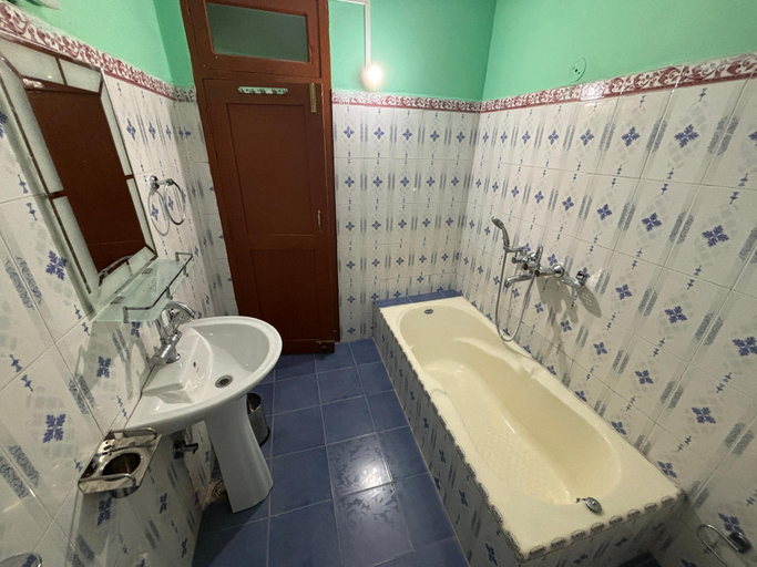 Bathroom 2, Hotel Geetanjali Sangla, Kinnaur