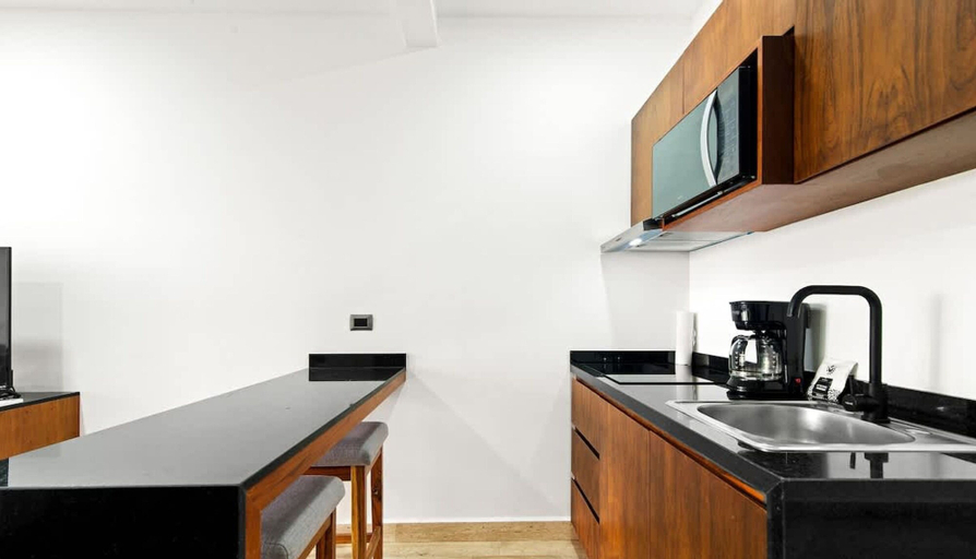 Room 4, Spacious Loft w Garden View Pool Jacuzzi GYM, Cozumel