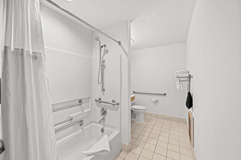 Bathroom 4, Spark by Hilton Sterling Dulles Airport, Loudoun